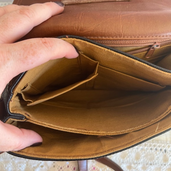 CARRYLAND USA Vintage Pebbled Leather Crossbody Purse - Picture 5 of 6